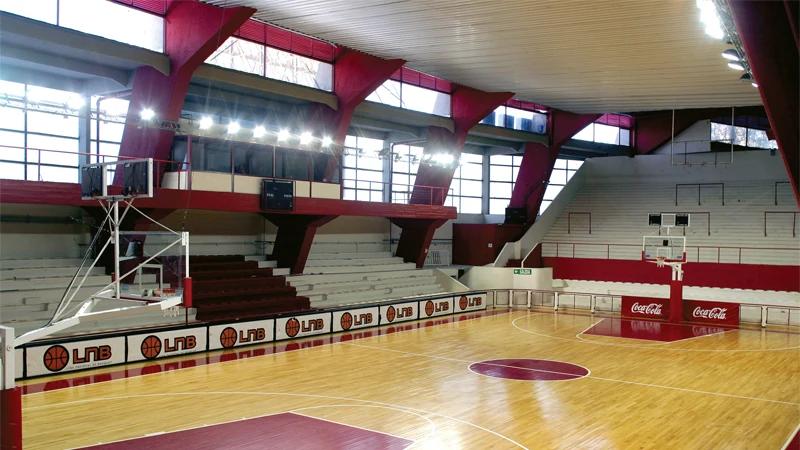 Interior del Microestadio de River Plate, con la cancha de básquetbol y las tribunas en rojo y blanco
